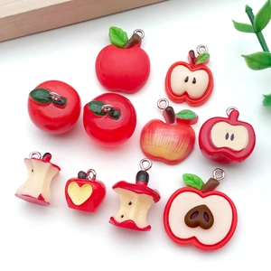 Set detallado de dijes de manzana roja en rodajas para creación de joyas DIY