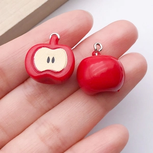 Detalle macro de dijes de resina de manzana roja con textura de fruta para joyas DIY