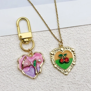 Ensemble vintage français de pendentif cœur en émail et porte-clés à motifs floraux
