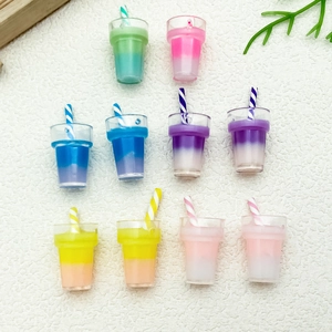 Πολύχρωμα μίνι μενταγιόν ρητίνης bubble tea με διαβαθμίσεις χρωμάτων και καλαμάκια DIY