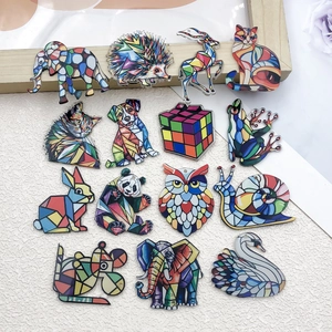 Detaillierte Nahaufnahme bunter Acryl-Tieranhänger mit Mosaikmuster für DIY-Schmuck