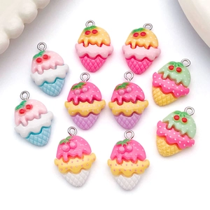 Vue détaillée de breloques en résine cornet de glace coloré avec cerises pour DIY