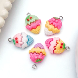 Gros plan de pendentifs de glace en résine aux tons pastel pour bijoux DIY