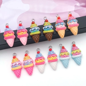 Détail de breloques cônes de glace en résine colorée avec anneaux pour bijoux DIY artisanat