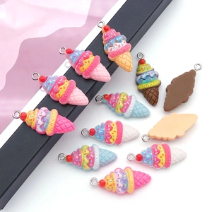 Vue détaillée de pendentifs cornet de glace colorés en résine pour bijoux DIY variés