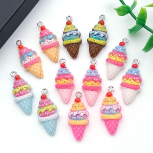 Vue détaillée des pendentifs cornet de glace fraise en résine colorée pour bijoux DIY