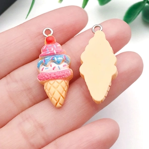 Détail de breloques cône fraise en résine réalistes avec anneaux pour bijoux faits main