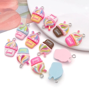 Primer plano de dijes de postres de resina colorida con purpurina y detalles Sweet