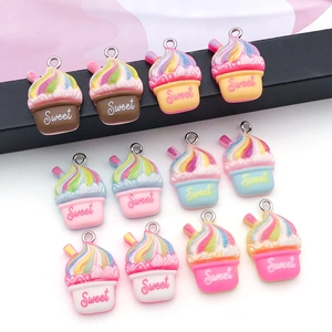 Detalle de colgantes de resina con forma de helado para creación de joyas DIY