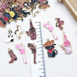 Détails de breloques en émail style cowboy avec bottes et chevaux sur un fond blanc texturé