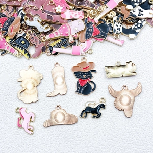 Détail de breloques émaillées thème western avec bottes et chapeaux pour bijoux DIY