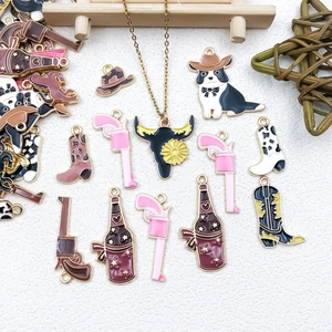 Gros plan de charms cowboy en émail coloré comme bottes et chapeaux pour bijoux