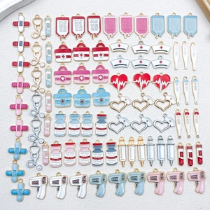 Variété de breloques médicales en émail avec stéthoscopes et seringues pour bijoux DIY