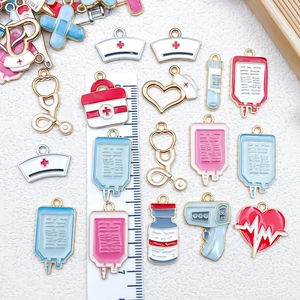 Assortiment de pendentifs médicaux en émail avec stéthoscope et chapeau d'infirmière