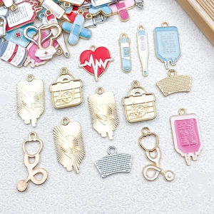 Pendentifs médicaux colorés en alliage avec stéthoscopes et cœurs pour bijoux DIY