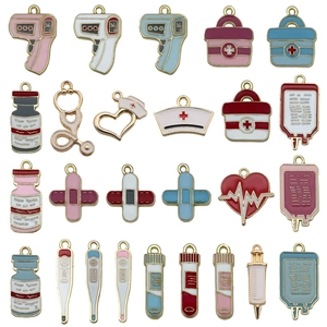 Breloques médicales en émail avec stéthoscope et seringue pour création de bijoux DIY