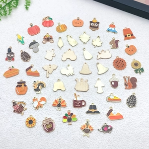 Detalle de dijes esmaltados de otoño con calabazas, pavos y hojas de arce para joyas