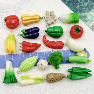 Colgantes miniatura de resina de verduras incluyendo chile y tomate con ganchos de metal