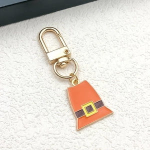 Detalle del colgante de sombrero de peregrino naranja con cierre dorado para manualidades DIY