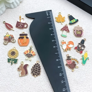 Conjunto de 14 colgantes de esmalte con temática otoñal de pavo, calabaza y hojas de otoño