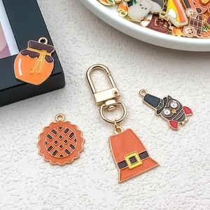Set de dijes esmaltados de Acción de Gracias con tarta de calabaza búho y llavero dorado