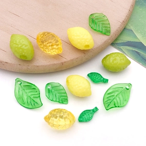 Macro-opname van citroen en blad acryl kralen voor het maken van DIY sieraden en kettingen