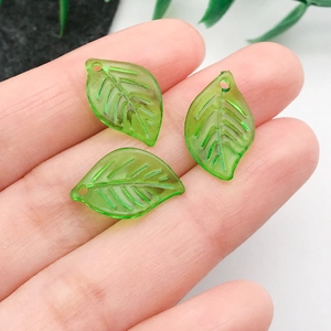 Gedetailleerde opname van doorschijnende groene acryl bladbedeltjes voor DIY-sieraden