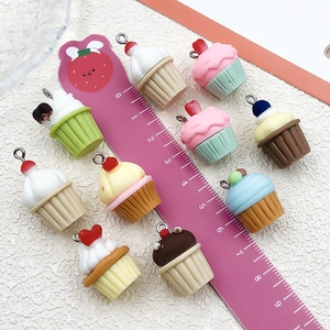 Set van 10 kleurrijke resin cupcake bedeltjes met metalen lussen voor DIY sieraden