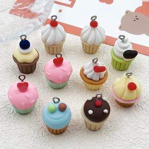 Macro detail van diverse kleurrijke hars cupcakes met metalen lussen voor DIY