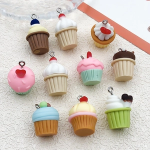Gedetailleerde flat lay van tien kleurrijke hars cupcake hangers met metalen lussen