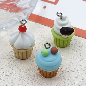 Detailopname van 3 miniatuur cupcakes van hars voor DIY sieraden en creatieve hobby's