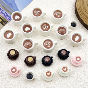 Makroaufnahme von verschiedenen Miniatur-Kaffeetassen aus Harz mit filigraner Latte Art