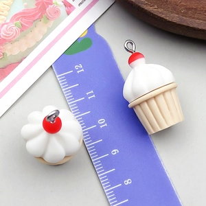 Macro-opname van hars cupcake hangers met metalen lussen en liniaal voor maatreferentie