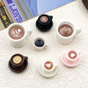 Detailansicht von Miniatur-Kaffeetassen aus Harz mit Latte-Art für DIY-Puppenhaus-Basteln