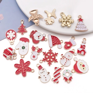 Vista detallada de varios dijes navideños de esmalte rojo para creación de joyería
