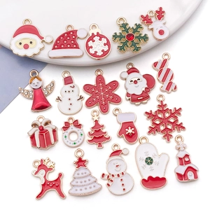 Detalle de colgantes navideños de aleación con esmalte rojo y blanco para joyas DIY