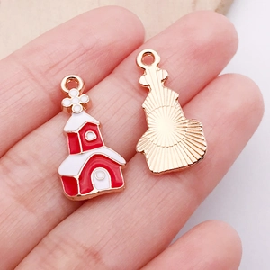 Vista macro de colgantes de iglesia rojos y blancos con textura de sol para joyería DIY
