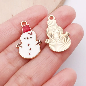 Vista detallada del colgante de muñeco de nieve de esmalte para creación de joyas DIY