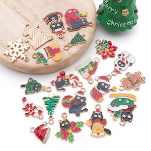Vue détaillée de breloques de Noël en alliage avec des motifs en émail colorés pour bijoux DIY