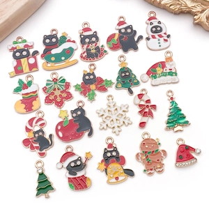 Vue de dessus de breloques de Noël en alliage avec chats Père Noël et pain d'épices