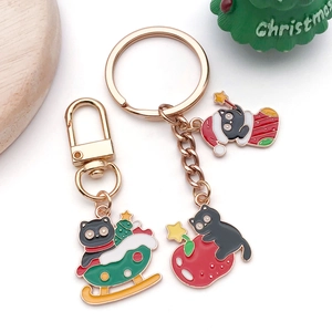 Détail de breloques chat de Noël en émail avec fermoirs pour bijoux DIY et porte-clés