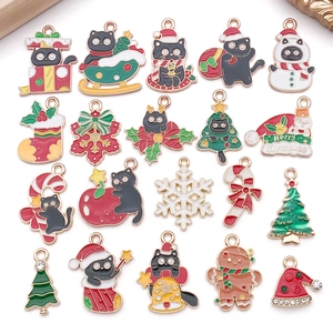 Détails macro des breloques de Noël en alliage avec émail coloré et bordure dorée