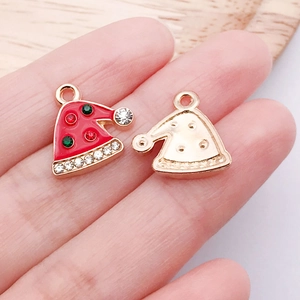 Vue rapprochée d'un pendentif bonnet de Noël en émail rouge avec cristaux pour bijoux DIY