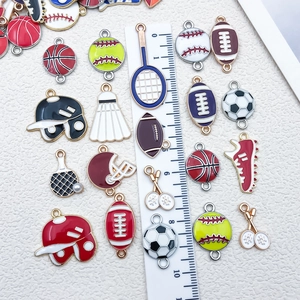 Variété de breloques de sport émaillées comme le football et le basket pour bijoux DIY