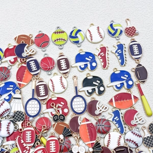 Détails de breloques émaillées sur le thème du sport avec baseball et basket-ball colorés
