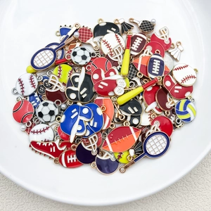 Gros plan de breloques de sport en émail coloré comme le baseball et le football pour bijoux DIY