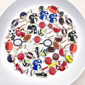 Détail de breloques de sport émaillées incluant football et basketball pour bijoux DIY