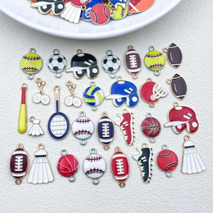 Vue macro de breloques de sport émaillées incluant football et basketball pour bijoux DIY