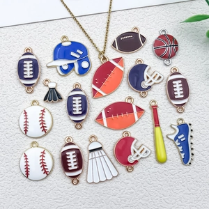 Détail macro de divers pendentifs de sport en émail coloré, football et baseball