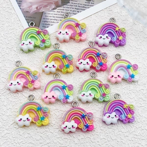 Détail de pendentifs arc-en-ciel en résine colorée avec nuage et étoile pour bijoux DIY